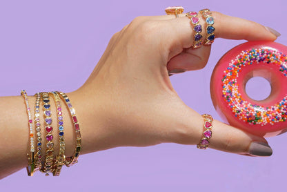 Pulsera de tenis con corazón y bisel de arcoíris