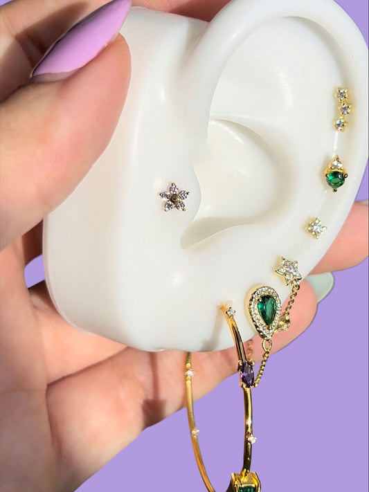 Pendientes pequeños con forma de flor en oro de 14 k
