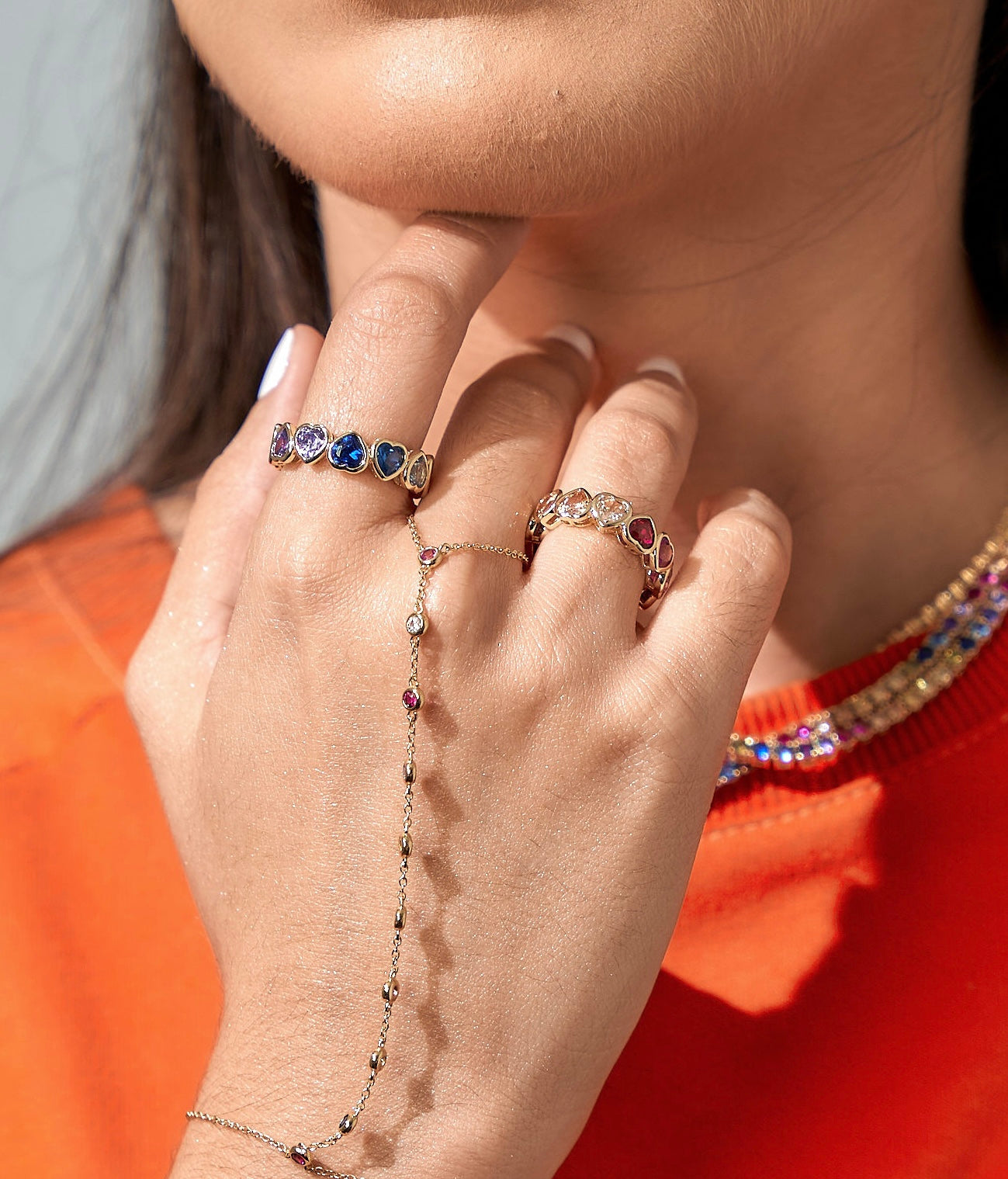 Anillo de corazón con bisel de arcoíris