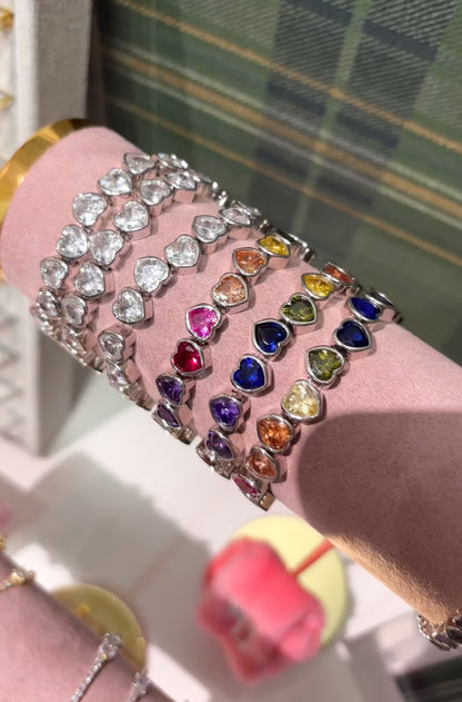 Pulsera elástica de plata con bisel transparente y forma de corazón