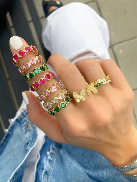 Anillo con bisel en forma de corazón transparente